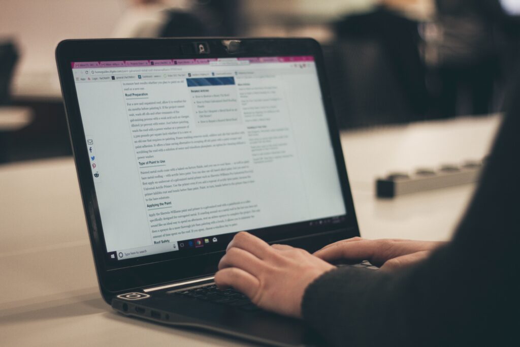 How to Successfully Delegate Your Content neonbrand 570366 unsplash